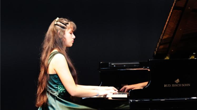Julia Hermanski gestaltet den Konzertabend am 1. April im Lingener Theater mit. 