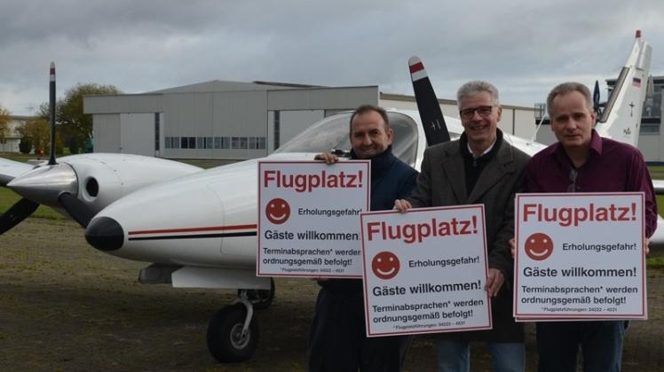 Platzwart Ismet Maqdonci (von links), Geschäftsführer Ralf Sauer und Mitarbeiter Jochen Klein heißen am Flugplatz Ganderkesee ab sofort Besucher zu Führungen herzlich willkommen. 