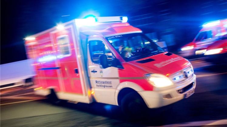 Ein Fußgänger ist am Dienstagmorgen in Delmenhorst mit einem Auto zusammengeprallt und dabei schwer verletzt worden. Symbolfoto: dpa
