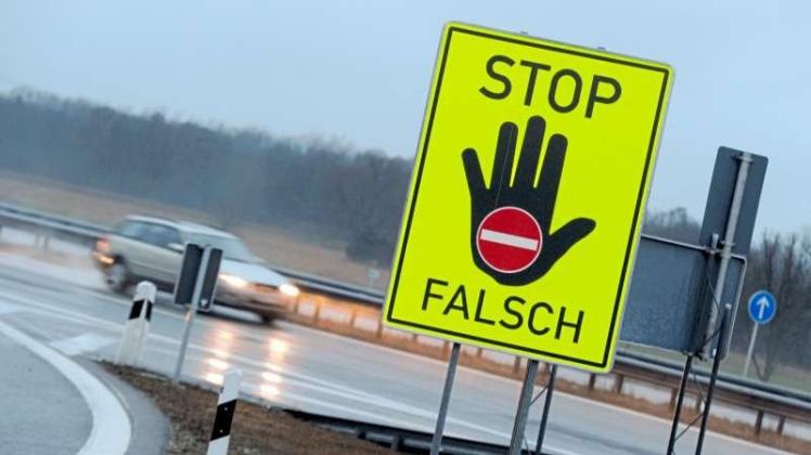 Ein solches Schild an der Autobahn soll davon abhalten, zum Falschfahrer zu werden. Bundesweit gibt es jährlich bis zu 80 Unfälle durch Geisterfahrer, jeder sechste endet tödlich. 