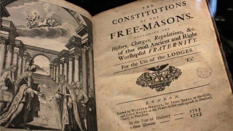 Die Verfassung der Freimaurer
von 1723 legt fest: „Der Maurer (...) muss sich nie in Meuterei oder Verschwörung gegen den Frieden und die Wohlfahrt der Nation einlassen.“ Das tat den Verschwörungstheorien keinen Abbruch. Die Verfassung der Freimaurer
von 1723 legt fest: „Der Maurer (...) muss sich nie in Meuterei oder Verschwörung gegen den Frieden und die Wohlfahrt der Nation einlassen.“ Das tat den Verschwörungstheorien keinen Abbruch.
