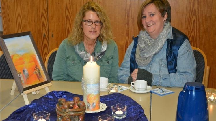 Ein Bild, eine Kerze und ein Teelicht für jeden Verstorbenen - so wird der Tisch für das Trauercafé eingedeckt, von links Trauerbegleiterin Kerstin Kohne und Grit Beimdiek, die stellvertretende Vorsitzende des Hospizvereins. 