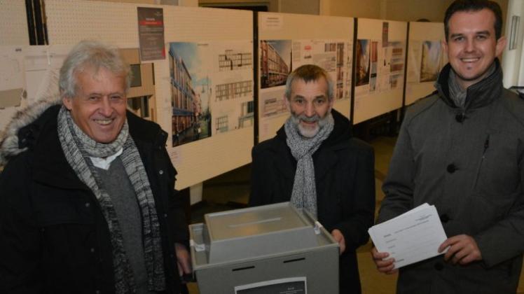 Werben in der Ausstellung für den Namenswettbewerb: (von links) Werner Uhde vom Investor DIH, Fachbereichsleiter Fritz Brünjes und Eduard Ruppel von der Wirtschaftsförderung. 