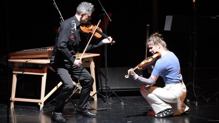 Wechselspiel zweier Violinen: das Duo Gelland auf der „Neue Musik“-Bühne des Kleinen Hauses. Foto Rolf Tobis