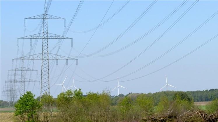 Blick auf die 220-kV-Leitung von Lingen nach Wehrendorf, im Hintergrund ist der Windpark „Fahlen Knüven“ in Merzen zu sehen 