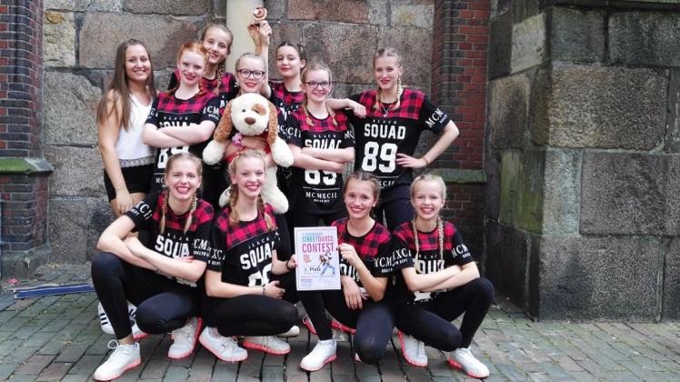 Die Tanzgruppe Red Blizzard der Delmenhorster Tanzschule Jacek Lenard hat beim Streetdance-Contest Oldenburg in der Kategorie „Juniors“ überraschend den dritten Platz erreicht. 
