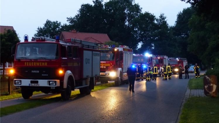Mit einem Großaufgebot an Feuerwehren wird gerade in Lathen nach einem möglicherweise abgestürzten Flugzeug gesucht. 