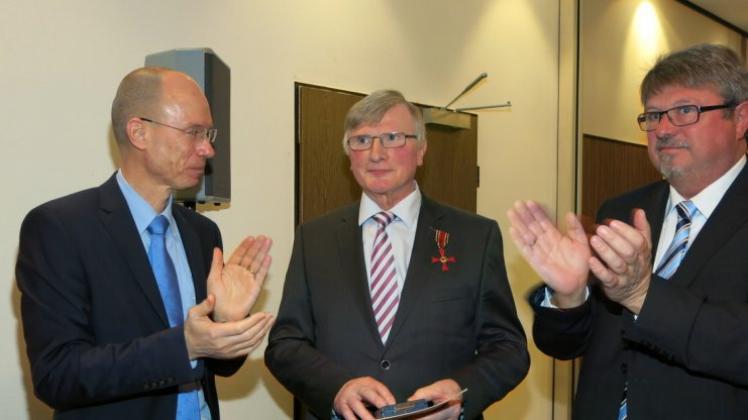 Landrat Michael Lübbersmann zeichnete Werner Hollermann mit dem Verdienstkreuz am Bande der Bundesrepublik Deutschland aus, mit dabei Bürgermeister Helmut Tolsdorf (von links). Landrat Michael Lübbersmann zeichnete Werner Hollermann mit dem Verdienstkreuz am Bande der Bundesrepublik Deutschland aus, mit dabei Bürgermeister Helmut Tolsdorf (von links).