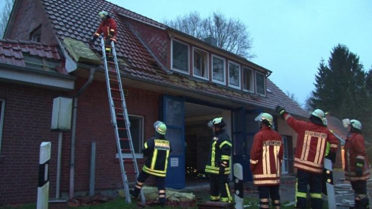Die Feuerwehrleute der Ortwehr Ohrtermersch/Ohrte löschte am Mittwochnachmittag einen Brand im eigenen Gerätehaus. 