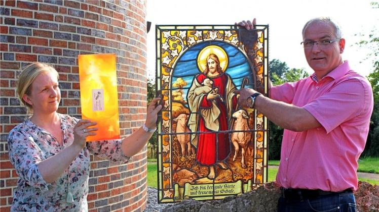 Glasdruck (links) oder Malerei: Den Interessierten ermöglichten Planerin Miriam Kopp und Vorsitzender Stephan Niebrügge den direkten Vergleich. Glasdruck (links) oder Malerei: Den Interessierten ermöglichten Planerin Miriam Kopp und Vorsitzender Stephan Niebrügge den direkten Vergleich.