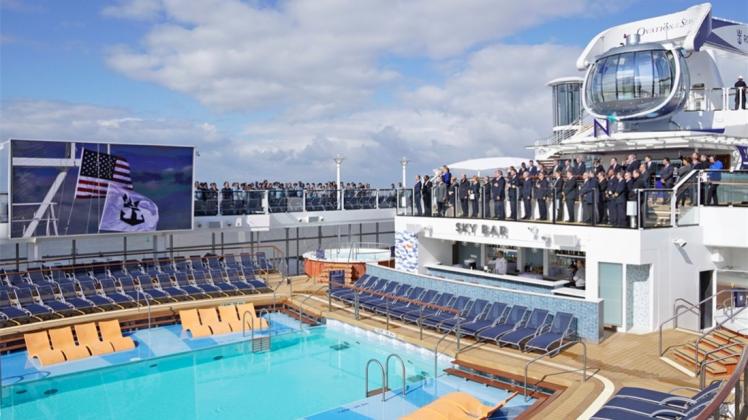 Die Ehrengäste der Reederei Royal Caribbean und der Meyer Werft verfolgten den Flaggenwechsel auf dem Pooldeck der „Ovation of the Seas“ unterhalb der Aussichtsgondel „North Star“. 
