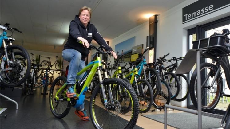 Der Elektromotor darf nicht fehlen: Fahrradhändler Matthias Wessels („Rund ums Rad“) auf einem motorisierten Geländerad. 