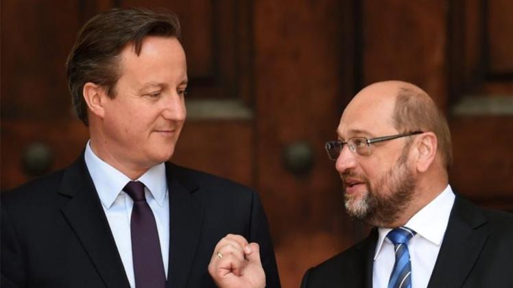 EU-Parlamentspräsident Martin Schulz (r.) im Gespräch mit dem britischen Premer David Cameron. Foto: Andy Rain/Archiv