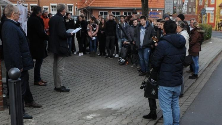 An der Gymnasialstraße in Meppen wurden zwei Stolpersteine (im Vordergrund) zum Gedenken an Iwan und Lina Alexander ins Pflaster eingelassen. An der Gymnasialstraße in Meppen wurden zwei Stolpersteine (im Vordergrund) zum Gedenken an Iwan und Lina Alexander ins Pflaster eingelassen.