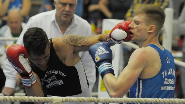 TV-Jahn Boxer Slava Belousov musste beim Jahn-Kampftag 2015 gegen Nils Kamp einige Treffer hinnehmen. Am Ende erkämpfte er sich einen Punktsieg. 