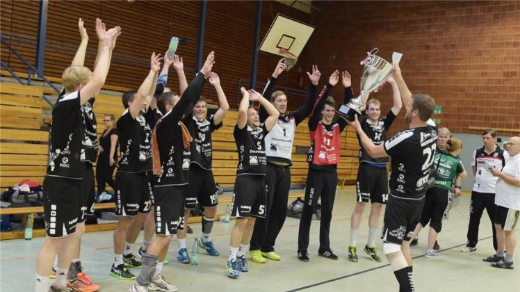 Jubeln sie auch beim Heimturnier? Die Oberliga-Handballer des TV Neerstedt gewannen am vergangenen Wochenende den Toyota-Engelbart-Cup der HSG Delmenhorst. 