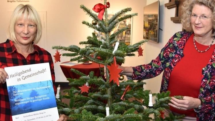 Der Weihnachtsbaum ist längst vorbereitet: (v.l.) Karin Bergander-Koellner und Barbara Thomé laden zum „Heiligabend in Gemeinschaft“ ins Kulturhaus Müller ein. 