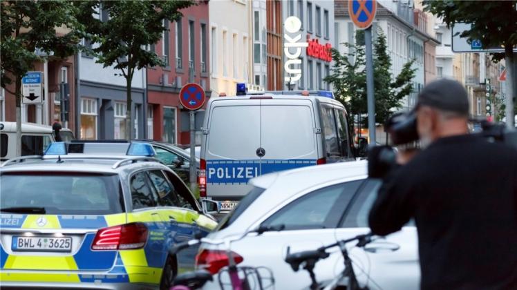 Drei Terrorverdächtige aus Syrien wurden am Donnerstag in Nordrhein-Westfalen, Baden-Württemberg und Brandenburg festgenommen. Drei Terrorverdächtige aus Syrien wurden am Donnerstag in Nordrhein-Westfalen, Baden-Württemberg und Brandenburg festgenommen.