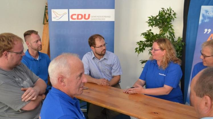 Die Elternvertreter Timo Spille und Christian Fischer (hinten v. l.) berichteten auf Einladung der CDU über die „Juckepunkte“ bei der Kinderbetreuung. Die Elternvertreter Timo Spille und Christian Fischer (hinten v. l.) berichteten auf Einladung der CDU über die „Juckepunkte“ bei der Kinderbetreuung.