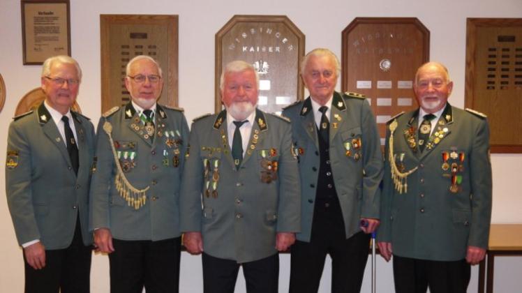 Friedhelm Zöllner, Gerhard Pönopp, Jochen Vorpahl, Wilhelm Ueberschär und Horst Wortmann wurden für ihre jahrzehntelange Treue zum Wissinger Schützenverein geehrt. 