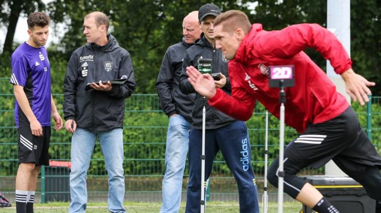 Auch der Torwart muss sprinten: Frank Lehmann beim Antritt, während Cheftrainer Joe Enochs (2. von links) gerade Kamer Krasniqi die Werte erläutert. Auch der Torwart muss sprinten: Frank Lehmann beim Antritt, während Cheftrainer Joe Enochs (2. von links) gerade Kamer Krasniqi die Werte erläutert.