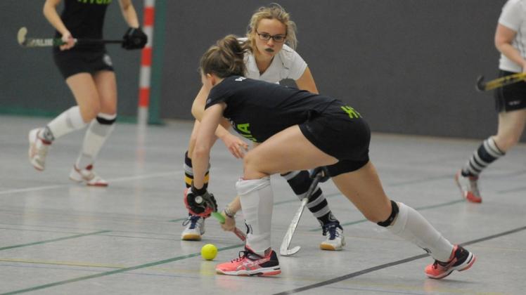 Die Hockey-Damen des HC Delmenhorst um Julia Thölken (hinten) können am Sonntag (16 Uhr) gegen den HC Göttingen den Oberliga-Klassenerhalt perfekt machen. 