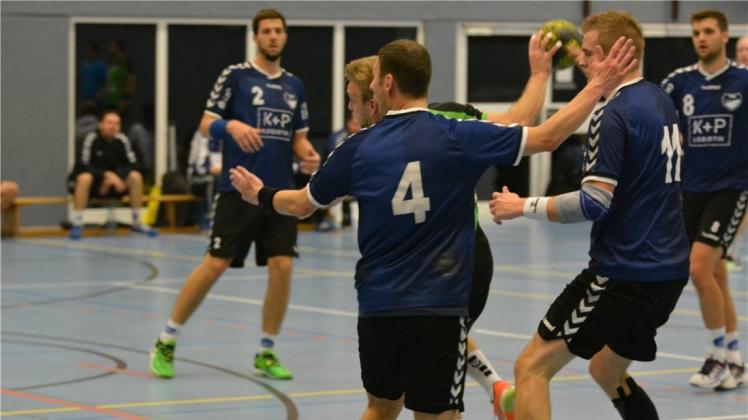 Handball-Oberligist TSG Hatten-Sandkrug (hier im Spiel gegen den TV Neerstedt) hat den Vertrag mit Trainer Frank Huchzermeier um ein Jahr verlängert. 