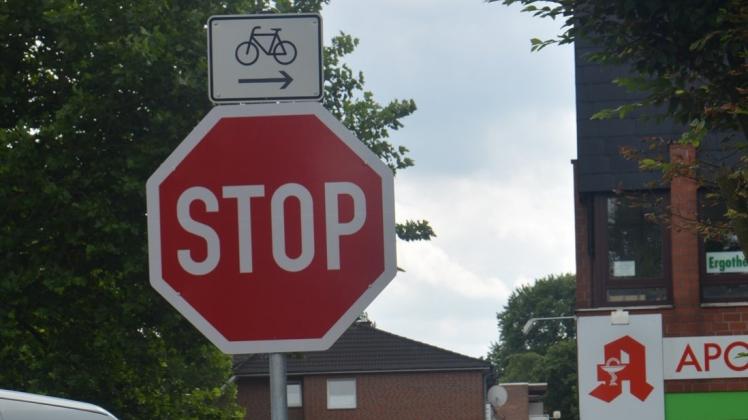 Das Stopschild steht seit Mitte April an der Ecke Ludwig-Kaufmann-Straße/Oldenburger Straße. 