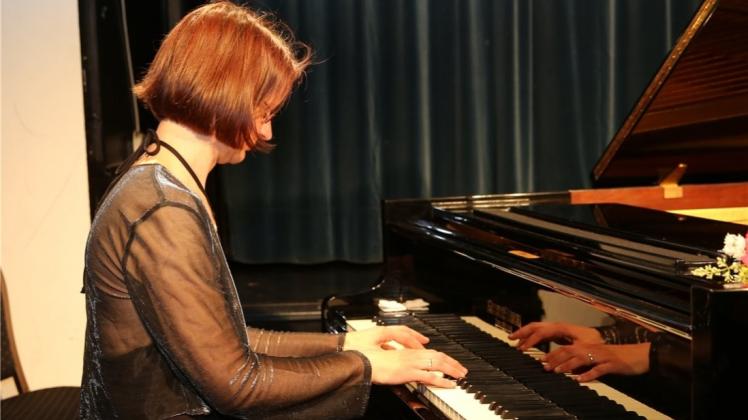Konzentriert am Klavier im Lingener Professorenhaus: Stefanie Löning. Konzentriert am Klavier im Lingener Professorenhaus: Stefanie Löning.