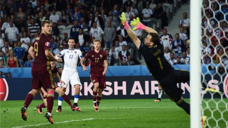 Die vermeintliche Vorentscheidung: Marek Hamšik überwindet die russische Abwehr mit einem Traumtor zum 2:0. Die vermeintliche Vorentscheidung: Marek Hamšik überwindet die russische Abwehr mit einem Traumtor zum 2:0.