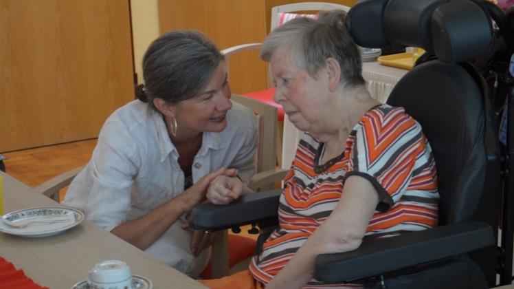 Betreuungsleiterin Ines Schepken und ihre Mitarbeiter geben demenzkranken Menschen in Gesprächen positive Impulse. 