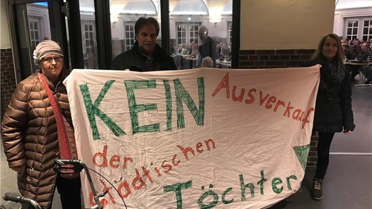 Der Protest der Grünen anlässlich der Strom-Entscheidung im Delmenhorster Rat (Hintergrund) verpuffte: Das Vergabeverfahren wird neu aufgerollt. 