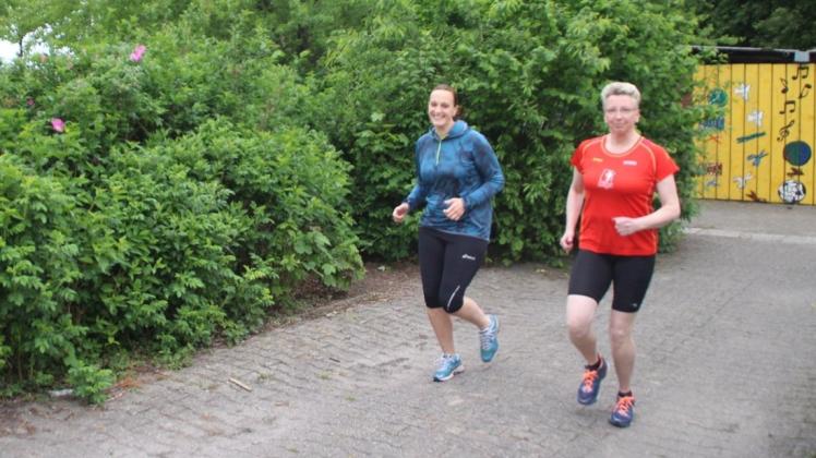 Trainieren für den Lauf: Simone Stroot (links) und Sandra Over-Deymann. Trainieren für den Lauf: Simone Stroot (links) und Sandra Over-Deymann.