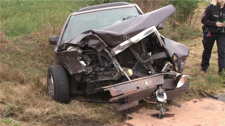 Dieser Mercedes war in Bippen in einen Unfall verwickelt, der zwei Verletzte forderte. 