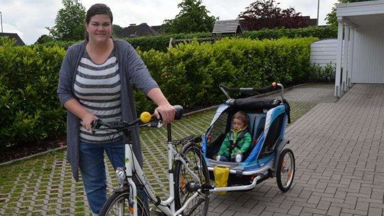 Mit dem Fahrradanhänger unterwegs in Ganderkesee: Nadine Duveneck mit Sohn Vincent im Anhänger. 