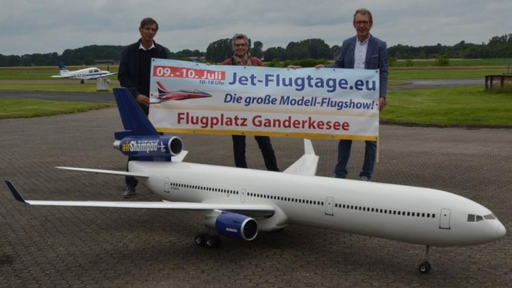 Reinhard Oetken (links) wird bei den Jet-Flugtagen, die er am Flugplatz Ganderkesee mit Susanne Hesse-Neugebauer und Manfred Neugebauer organisiert, selbst mit Modellfliegern vertreten sein. 