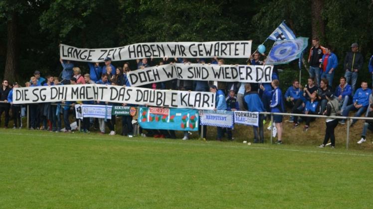 Vor dem Anpfiff: Die Fans der SG Dünsen/Harpstedt/Ippener sind siegessicher .... Vor dem Anpfiff: Die Fans der SG Dünsen/Harpstedt/Ippener sind siegessicher ....