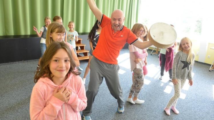 Bei seinen Spielen zum gewaltfreien Lernen gibt es nur Gewinner: Oliver Henneke im Kreis der Viertklässler in der Grundschule Lange Straße. 