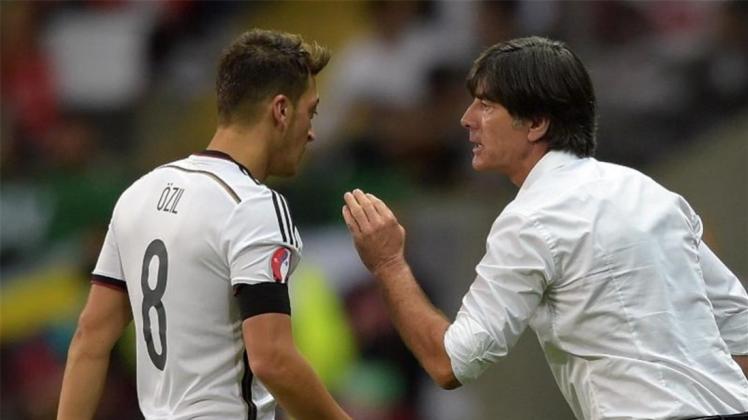 Bundestrainer Joachim Löw will Mesut Özil als Spielmacher einsetzen. 