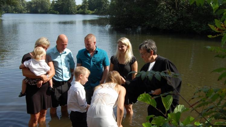 Pastorin Barbara Bockentin tauft ein Geschwisterpaar bei der Tauffeier am Hasportsee. Pastorin Barbara Bockentin tauft ein Geschwisterpaar bei der Tauffeier am Hasportsee.