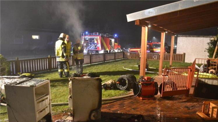 Die Feuerwehr hat brennendes Mobiliar aus dem Keller geholt und draußen gelöscht. Die Feuerwehr hat brennendes Mobiliar aus dem Keller geholt und draußen gelöscht.