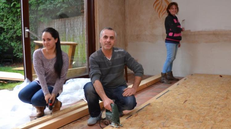 Giovanni Giuliani, seine Frau Tanja und Tochter Michela (links) haben derzeit mit der Renovierung der ehemaligen Flammkuchebar „Flames“ alle Hände voll zu tun. Mitte Februar soll das italienische Restaurant „Bella Italia“ in der Rathausstraße in Ganderkesee eröffnet werden. Giovanni Giuliani, seine Frau Tanja und Tochter Michela (links) haben derzeit mit der Renovierung der ehemaligen Flammkuchebar „Flames“ alle Hände voll zu tun. Mitte Februar soll das italienische Restaurant „Bella Italia“ in der Rathausstraße in Ganderkesee eröffnet werden.