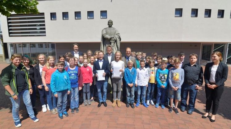 Die Klasse 6FL2 und Lars Buchholz aus der 8L1 (Bildmitte) erhielten die Stiftungspreise 2016 der Stiftung Carolinum. Die Klasse 6FL2 und Lars Buchholz aus der 8L1 (Bildmitte) erhielten die Stiftungspreise 2016 der Stiftung Carolinum.