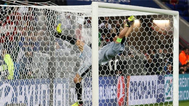 Als der 2:0-Sieg von Italien perfekt war, setzte Torhüter Gianluigi Buffon zu einem langen Sprint an. Am Ende landete er unsanft auf dem Boden. 