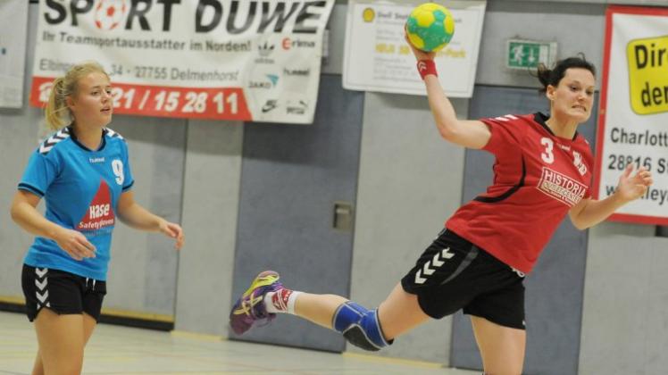 Die Weser-Ems-Liga-Handballerinnen der HSG Hude/Falkenburg II (rechts Maike Breithaupt) des TV Neerstedts II sind mit Siege in das neue Jahr gestartet. 