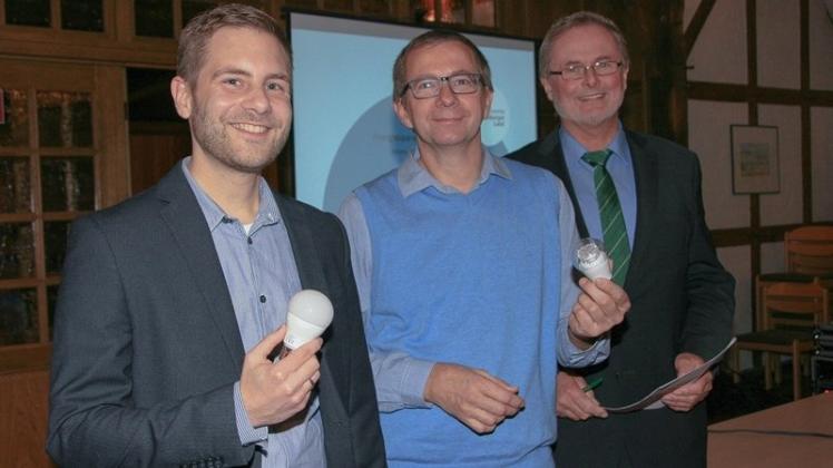 Auch LED-Lampen helfen, den Stromverbrauch zu senken, wissen Marc-Philipp Nikolay (von links), Herbert Kreke und Rainer Lammers. 