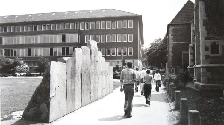 Neun Steine des Anstosses: Ulrich Rückriems „Dolomit zugeschnitten“, 1977, 