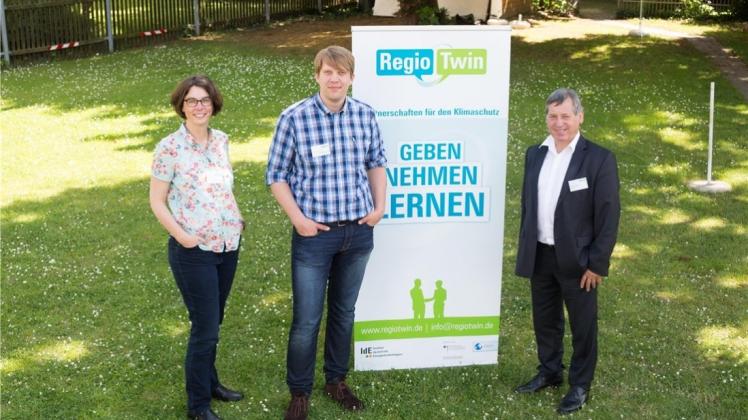 Bei der Auftaktveranstaltung in Kassel lernten die Klimaschutzmanager der Energieregion Hümmling, Kathrin Klaffke und Dennis Reuß den Bürgermeister der Gemeinde Alheim (Nordhessen), Georg Lüdtke, kennen. 