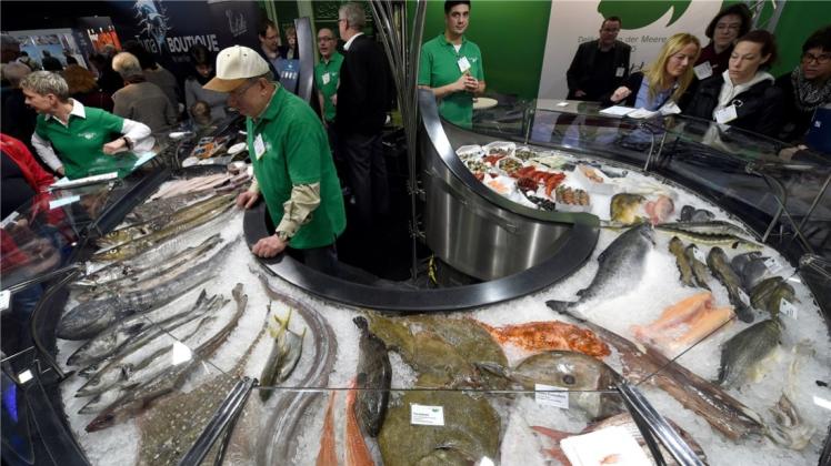 Zahlreicher Frischfisch liegt in Bremen auf der Fachmesse „fish international“ in einer Auslage. Karwoche ist Fischwoche und diese Tradition hält an. 