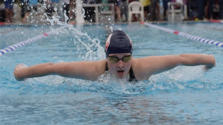 Mit voller Kraft auf Platz acht: Isabell Scheitz vom SV Ganderkesee beendete den 50-Meter-Schmetterling-Wettkampf des Jahrgangs 2002 in 34,60 Sekunden. Mit voller Kraft auf Platz acht: Isabell Scheitz vom SV Ganderkesee beendete den 50-Meter-Schmetterling-Wettkampf des Jahrgangs 2002 in 34,60 Sekunden.